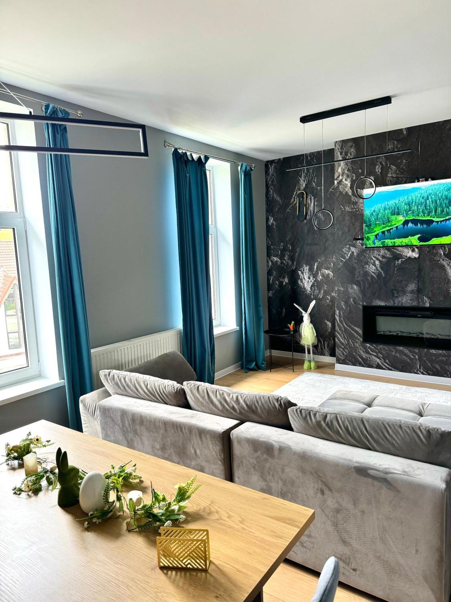 Lv Luxury Apart - One Minute Away From Train Station Predeal Exterior photo